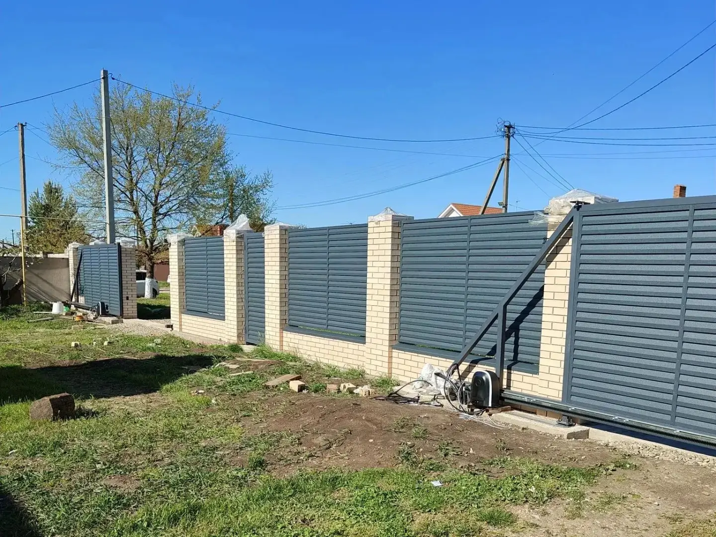 Забор-жалюзи из ламелей Реснички 16м RAL7024 Серый Графит Стальной Бархат фото 1 в Омске