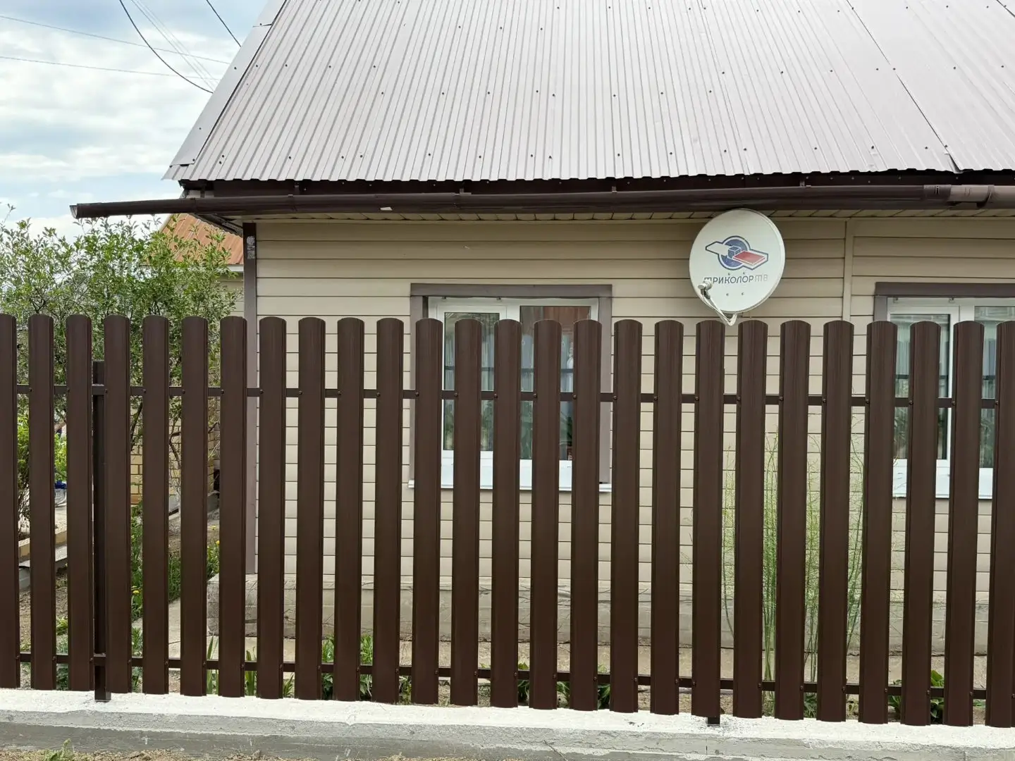 Комбинированный забор из ламелей ЭКО-Z-US и евроштакетника 18м RAL8017 Шоколад МАТТЕ, Полиэстер фото 3 в Омске